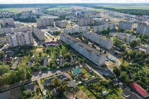 antenn panorama- se från en bra höjd av en små provinsiell stad med en privat sektor och höghus lägenhet byggnader foto