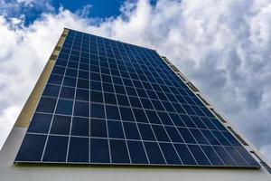 sol- paneler på de vägg av en flera våningar byggnad. förnybar sol- energi. foto