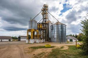 agro silos spannmålsmagasin hiss med frön rengöring linje på jordbruksbearbetning tillverkning växt för bearbetning torkning rengöring och lagring av jordbruks Produkter foto