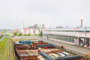 industriell landskap. panorama- se av de teknologisk rör. rostig rör, blå rubiner, produktion kommunikation. reparera byggnader i produktion. mot de bakgrund av en dimmig himmel foto