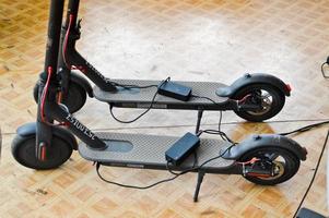 två ny svart elektronisk tvåhjuliga modern modern snabb elektrisk skotrar foto