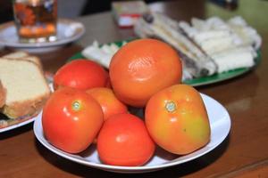 en tallrik av mogen tomater foto