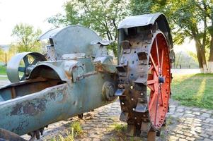 gammal spiked röd järn hjul från traktor foto