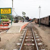 se av leksak tåg järnväg spår från de mitten under dagtid nära kalka järnväg station i Indien, leksak tåg Spår se, indisk järnväg korsning, tung industri foto