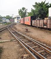 se av leksak tåg järnväg spår från de mitten under dagtid nära kalka järnväg station i Indien, leksak tåg Spår se, indisk järnväg korsning, tung industri foto