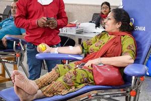 delhi, Indien, 19 juni 2022 - blodgivare vid blodgivningsläger i balaji-templet, vivek vihar, delhi, Indien, bild för världsdagen för blodgivare den 14 juni varje år, blodgivningsläger vid templet foto