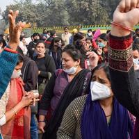 New Delhi, Indien 25 december 2021 - delhi kontraktuella gästlärare med affischer, flaggor och klotter som protesterar mot delhi aap-regeringen för att utforma policy, delhi gästlärare protesterar foto