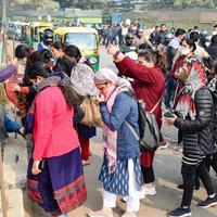 New Delhi, Indien 25 december 2021 - delhi kontraktuella gästlärare med affischer, flaggor och klotter som protesterar mot delhi aap-regeringen för att utforma policy, delhi gästlärare protesterar foto