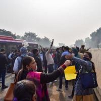 New Delhi, Indien 25 december 2021 - delhi kontraktuella gästlärare med affischer, flaggor och klotter som protesterar mot delhi aap-regeringen för att utforma policy, delhi gästlärare protesterar foto