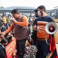 New Delhi, Indien 25 december 2021 - delhi kontraktuella gästlärare med affischer, flaggor och klotter som protesterar mot delhi aap-regeringen för att utforma policy, delhi gästlärare protesterar foto