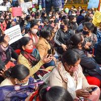 New Delhi, Indien 25 december 2021 - delhi kontraktuella gästlärare med affischer, flaggor och klotter som protesterar mot delhi aap-regeringen för att utforma policy, delhi gästlärare protesterar foto