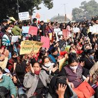 New Delhi, Indien 25 december 2021 - delhi kontraktuella gästlärare med affischer, flaggor och klotter som protesterar mot delhi aap-regeringen för att utforma policy, delhi gästlärare protesterar foto