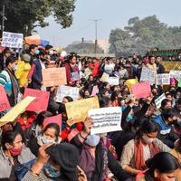 New Delhi, Indien 25 december 2021 - delhi kontraktuella gästlärare med affischer, flaggor och klotter som protesterar mot delhi aap-regeringen för att utforma policy, delhi gästlärare protesterar foto