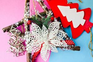 festlig ny år jul Lycklig blå och rosa skön glad bakgrund med tänkande små trä- och metall leksak hemlagad träd och stjärna. platt lägga. topp se. Semester dekorationer foto