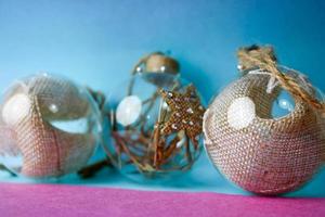 tre små runda glas transparent årgång improviserade elegant hipster dekorativ skön festlig ny år bollar, jul dekorationer med hö, sugrör inuti och med en stjärna foto