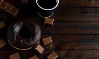 choklad munk med kaffe och mjölk choklad. foto