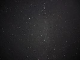 ljus natt starry himmel i de by foto