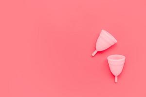rosa menstruations- kopp på Färg bakgrund, kvinna intim hygien period Produkter, topp se foto