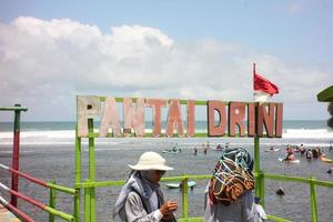 Yogyakarta, Indonesien, 2022- besökare på drini strand, gunung kidul, yogyakarta indonesien foto