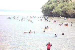 Yogyakarta, Indonesien, 2022- besökare på drini strand, gunung kidul, yogyakarta indonesien foto