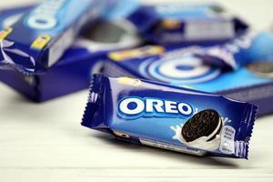 Kharkov, ukraina - december 8, 2020 oreo smörgås småkakor och blå produkt lådor på vit tabell. oreo är en smörgås kaka med en ljuv grädde är de bäst försäljning kaka i oss foto