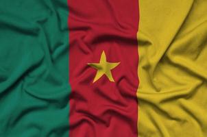 cameroon flagga är avbildad på en sporter trasa tyg med många veck. sport team baner foto