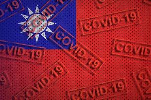 taiwan flagga och många röd covid-19 frimärken. coronavirus eller 2019-ncov virus begrepp foto
