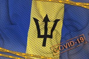 barbados flagga och covid-19 biohazard symbol med karantän orange tejp och stämpel. coronavirus eller 2019-ncov virus begrepp foto