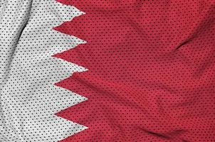 bahrain flagga tryckt på en polyester nylon- sportkläder maska tyg foto