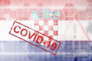 kroatien flagga och trogen digital abstrakt sammansättning med covid-19 stämpel. coronavirus utbrott begrepp foto