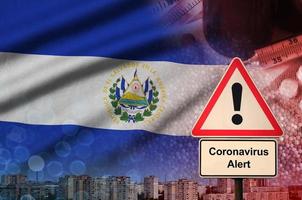 el salvador flagga och coronavirus 2019-ncov varna tecken. begrepp av hög sannolikhet av ny coronavirus utbrott genom reser turister foto