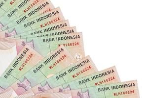 5000 indonesiska rupiah räkningar lögner isolerat på vit bakgrund med kopia Plats staplade i fläkt stänga upp foto