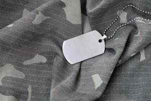 silverren militär pärlor med hund märka på kamouflage Trötthet enhetlig foto