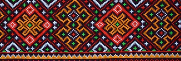 traditionell ukrainska folk konst stickat broderi mönster på textil- tyg foto