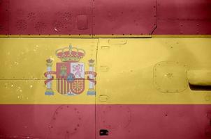 Spanien flagga avbildad på sida del av militär armerad helikopter närbild. armén krafter flygplan konceptuell bakgrund foto