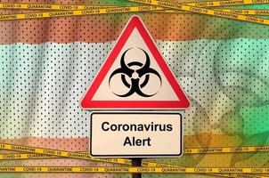 libanon flagga och covid-19 biohazard symbol med karantän orange tejp. coronavirus eller 2019-ncov virus begrepp foto