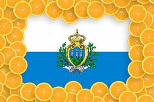 san marino flagga i färsk citrus- frukt skivor ram foto