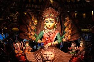 4:e oktober 2022, Kolkata, chetla agrani, väst bengal, Indien. gudinna ma durga idol i kolkata pandel för de besökare under kolkata durga puja festival foto