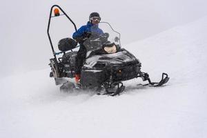 åka skidor patrullera i snöskoter i de pyreneerna på de grandvalira åka skidor tillflykt i andorra i covid19 tid foto