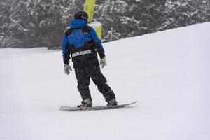 åka skidor patrullera skidåkning i de pyreneerna på de grandvalira åka skidor tillflykt i andorra i covid19 tid foto