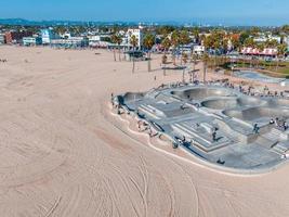 antenn se av de skatepark av de Venedig strand i la, Kalifornien. foto