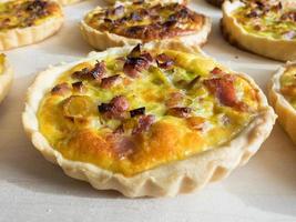 quiche lorraine detalj, traditionell franska recept foto