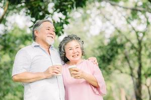 lyckliga äldre par dricker kaffe tillsammans foto