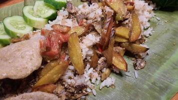 nasi liwet är en typisk indonesiska ris maträtt kokta med kokos mjölk, kyckling stock och kryddor. Sundanesiska traditionell kök stänga upp 05 foto