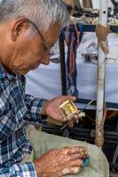 gammal mexikansk gata målare, brun, målning med borstar ne små bilder till göra en levande, mexico foto