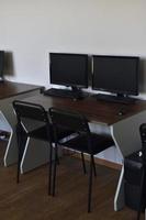 personlig dator på de skrivbord i de kontor. övervaka tangentbord och mus på de tabell. foto