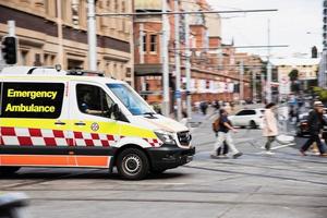 sydney, ny söder Wales, Australien, 2019 - panorering skott fotografi av nödsituation ambulans på sydney stadens centrum. foto