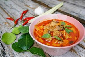 thai mat röd curry kyckling med bambu skjuter den är en populär thai mat och är noggrann i matlagning. foto