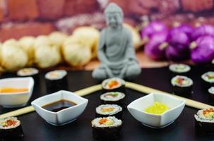 annorlunda typer av Asien skaldjur sushi på en skiffer foto