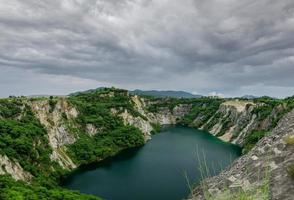 stor kanjon, chonburi provins, naturlig och fotografi attraktioner turist landmärke i thailand gammal gruvor och regn moln i bakgrund foto